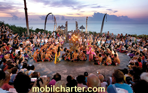 tari kecak di uluwatu